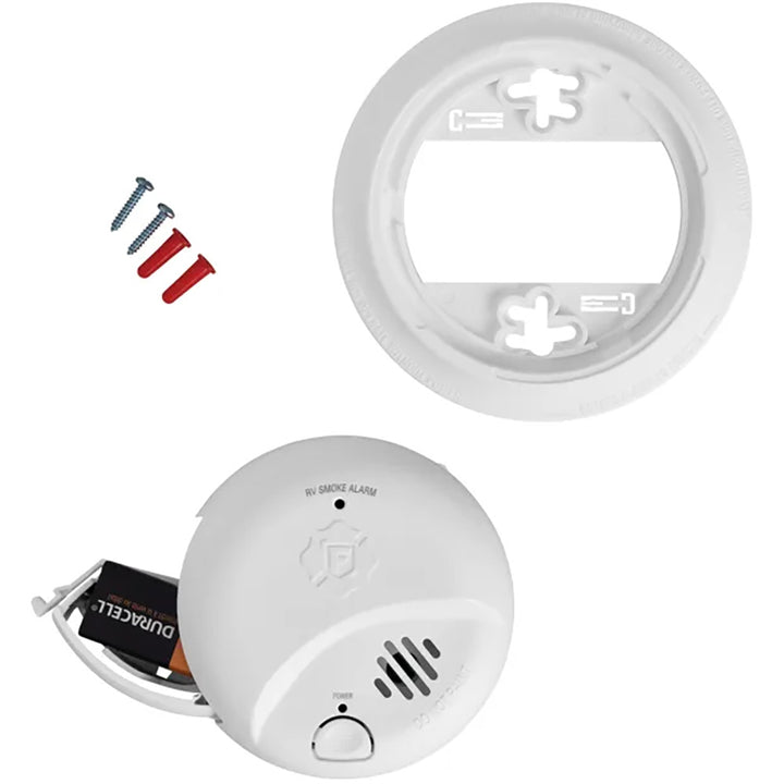 Fireboy-Xintex SMI100RV smoke detector with 9V battery, Fume Detector, mounted on wall in a safety setting